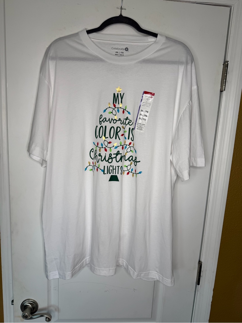 NWT Plus Size Celebrate It Men’s White Christmas Lights Graphic Tee. Size 2XL